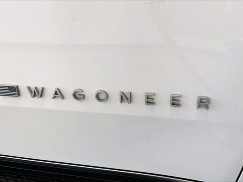 Used 2024 Jeep Wagoneer L Series II RWD image 7