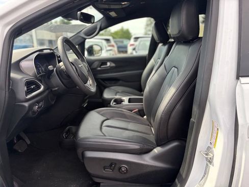 Used 2025 Chrysler Pacifica Select FWD image 23