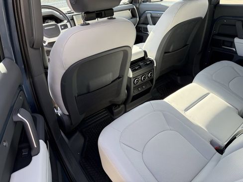 Used 2025 Land Rover Defender 110 X-Dynamic SE image 27