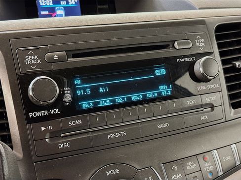 Used 2014 Toyota Sienna LE image 21