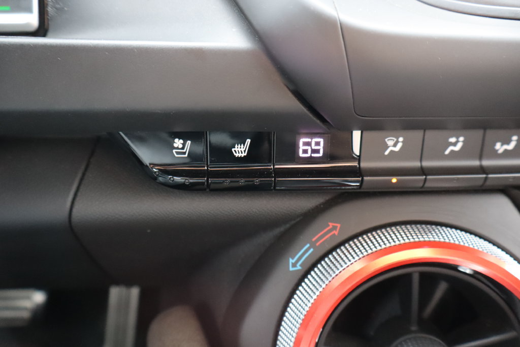 Used 2018 Chevrolet Camaro ZL1 RWD image 19