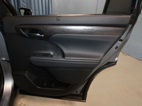 Used 2021 Toyota Highlander Limited image 28