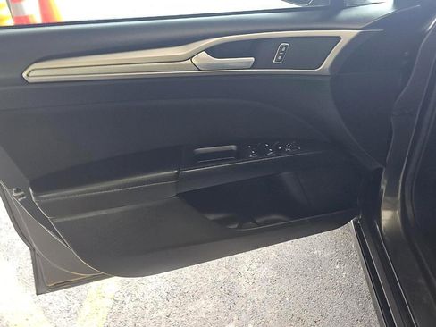 Used 2018 Ford Fusion SE w/ Fusion SE Technology Package FWD image 9