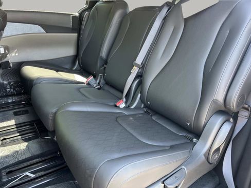 New 2026 Kia Carnival EX FWD image 24
