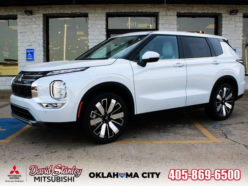 New 2025 Mitsubishi Outlander SE image 1