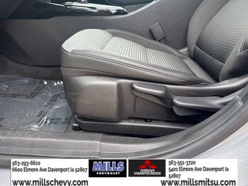 Used 2025 Chevrolet Trax LT w/ LT Convenience Package FWD image 11