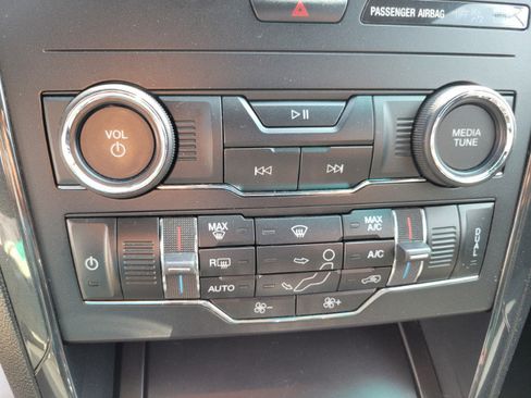 Used 2018 Ford Explorer XLT w/ Equipment Group 201A AWD/4WD image 39