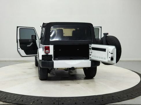 Used 2016 Jeep Wrangler Sahara w/ Connectivity Group AWD/4WD image 15