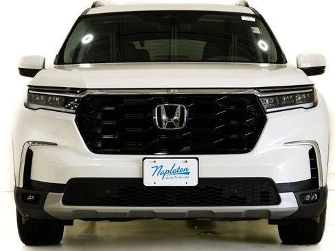 Used 2025 Honda Pilot Touring image 2