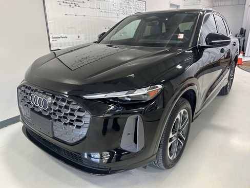 Used 2025 Audi Q5 Premium w/ Convenience Package image 25