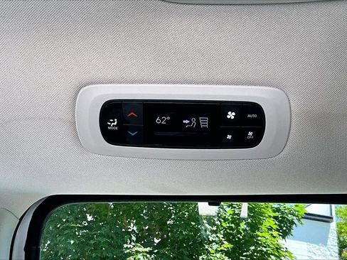 Used 2024 Chrysler Pacifica Touring-L FWD image 15