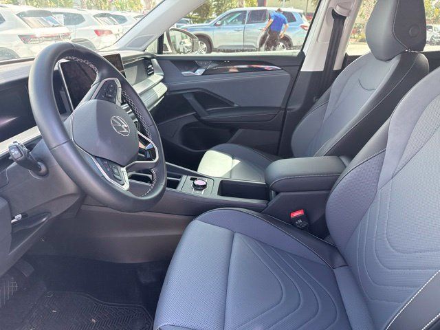 Used 2025 Volkswagen Tiguan SE FWD image 15