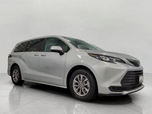Used 2025 Toyota Sienna LE image 1