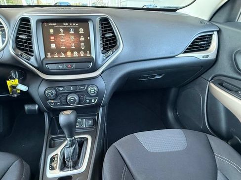 Used 2017 Jeep Cherokee Latitude w/ Safety/Convenience Group FWD image 23