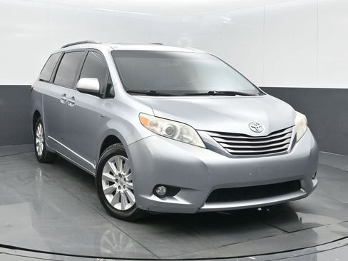 Used 2016 Toyota Sienna XLE image 2