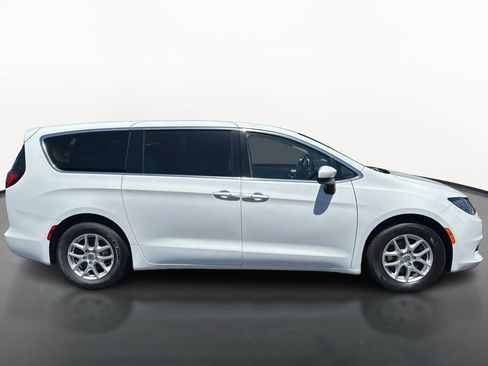 Used 2023 Chrysler Voyager LX FWD image 2