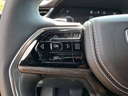 Used 2024 Jeep Grand Cherokee Overland w/ Luxury Tech Group IV AWD/4WD image 21