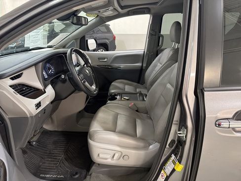 Used 2019 Toyota Sienna XLE w/ XLE Navigation Package AWD/4WD image 6