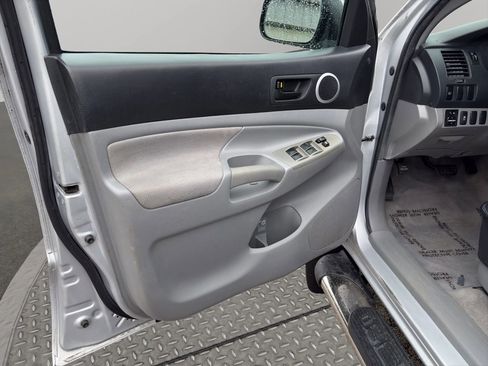 Used 2011 Toyota Tacoma PreRunner w/ SR5 Pkg #2 image 12