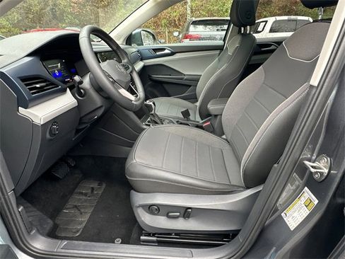Certified 2024 Volkswagen Taos SE image 9