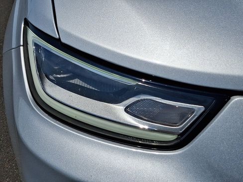 Certified 2023 Chrysler Pacifica Touring-L FWD image 9
