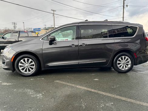 Used 2019 Chrysler Pacifica Touring-L image 7