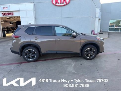 Used 2024 Nissan Rogue SV FWD image 12