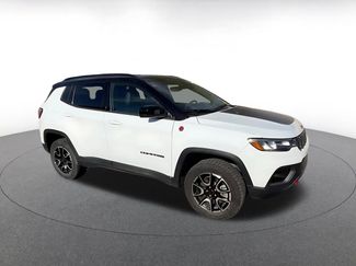 Used 2025 Jeep Compass Trailhawk video 2