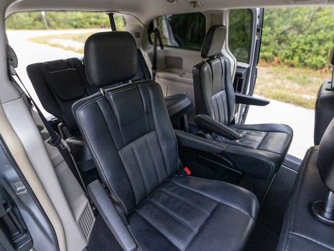 Used 2012 Chrysler Town & Country Touring w/ Entertainment Group #1 FWD image 10
