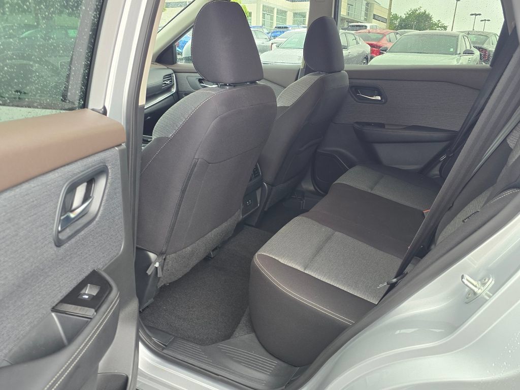 Used 2023 Nissan Rogue SV AWD/4WD image 10