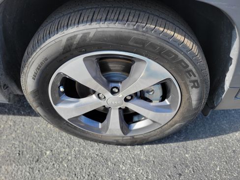 Used 2020 Jeep Cherokee Limited image 39