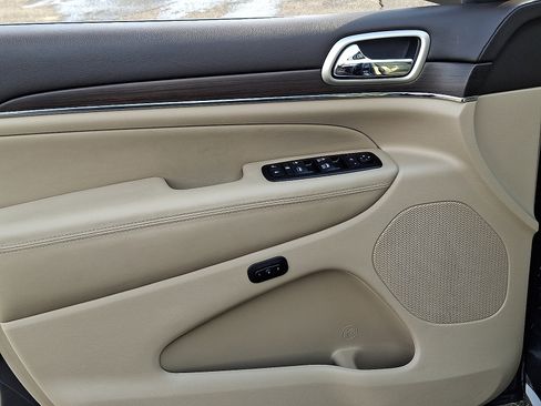 Used 2017 Jeep Grand Cherokee Overland image 12