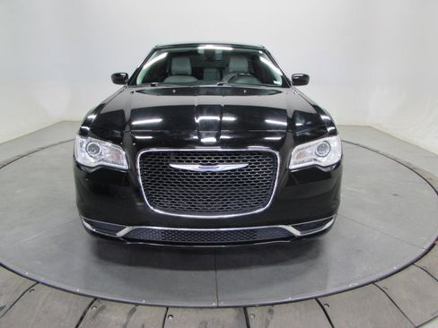 Used 2020 Chrysler 300 Touring image 2