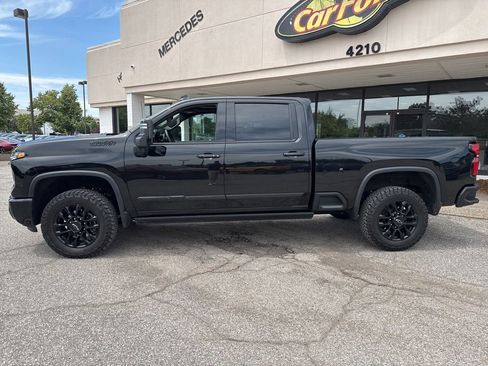 Used 2025 Chevrolet Silverado 2500 High Country w/ Midnight Edition AWD/4WD image 9