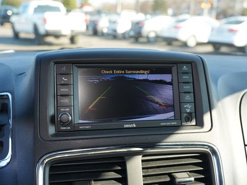 Used 2020 Dodge Grand Caravan SXT w/ Rear Park Assist Package FWD image 26
