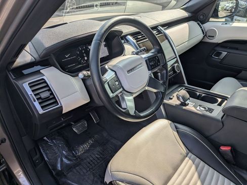 Used 2023 Land Rover Discovery Metropolitan Edition image 14