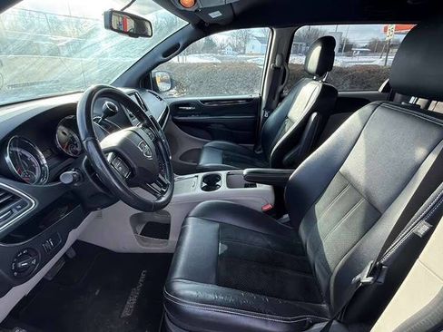 Used 2017 Dodge Grand Caravan SXT image 12