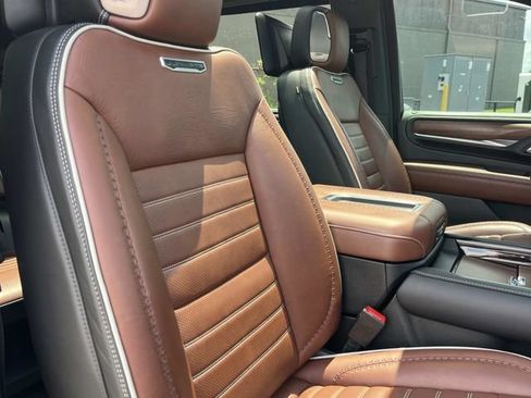 Used 2023 GMC Yukon XL Denali Ultimate AWD/4WD image 33