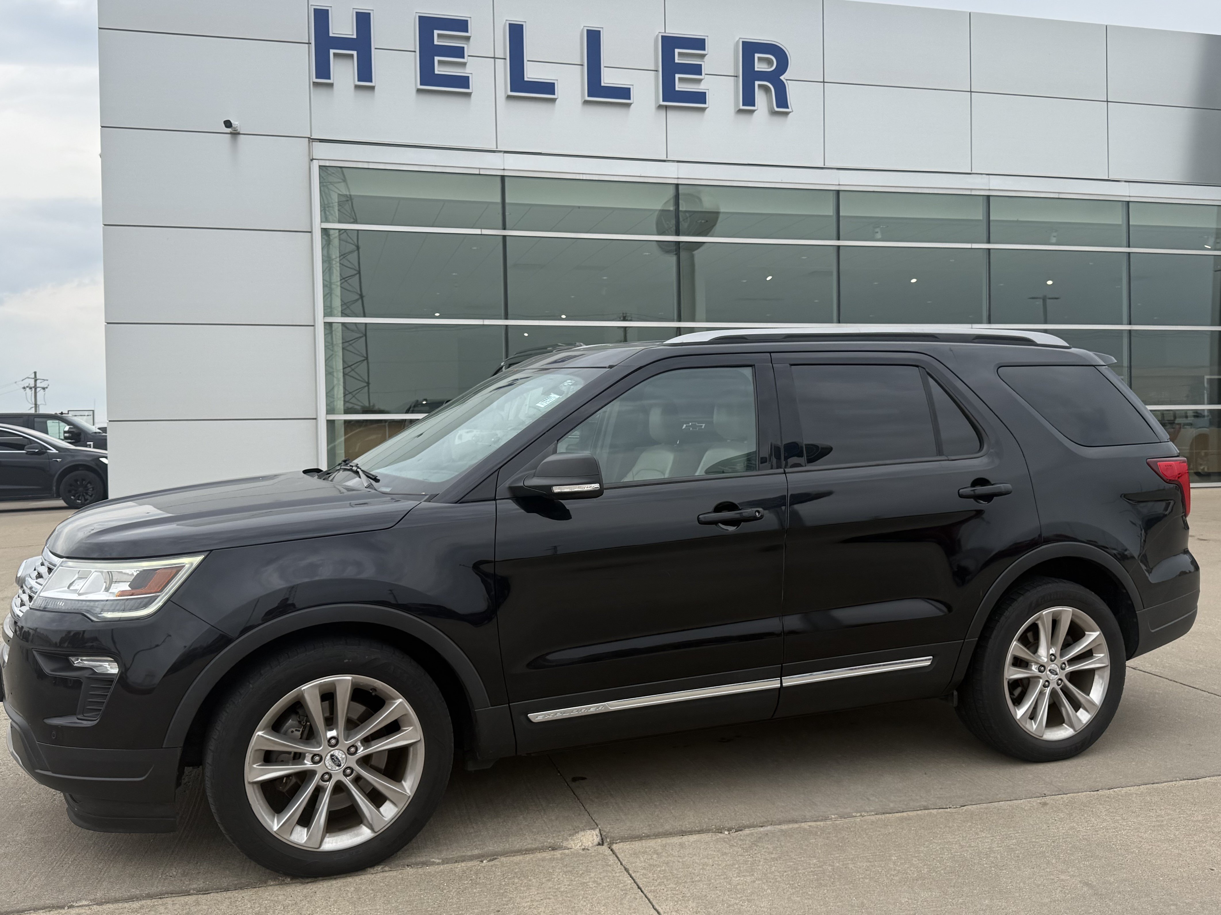 Used 2019 Ford Explorer XLT w/ Equipment Group 202A FWD image 3