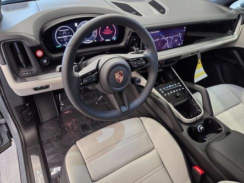 Certified 2026 Porsche Cayenne AWD/4WD image 4