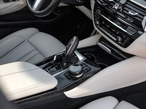 Used 2023 BMW M550i xDrive w/ Dynamic Handling Package AWD/4WD image 22