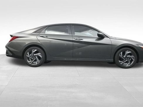 Used 2025 Hyundai Elantra SEL FWD image 38