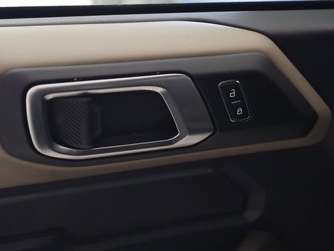 Used 2023 Ford Bronco Wildtrak image 16