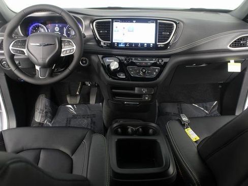 New 2026 Chrysler Pacifica Select image 9