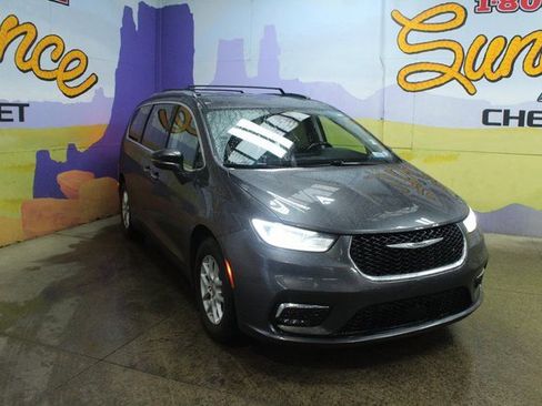 Used 2021 Chrysler Pacifica Touring-L image 3