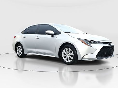 Certified 2022 Toyota Corolla LE image 3