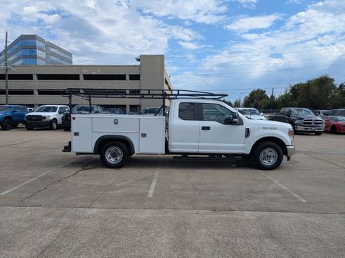 Used 2022 Ford F250 XL w/ Power Equipment Group image 4