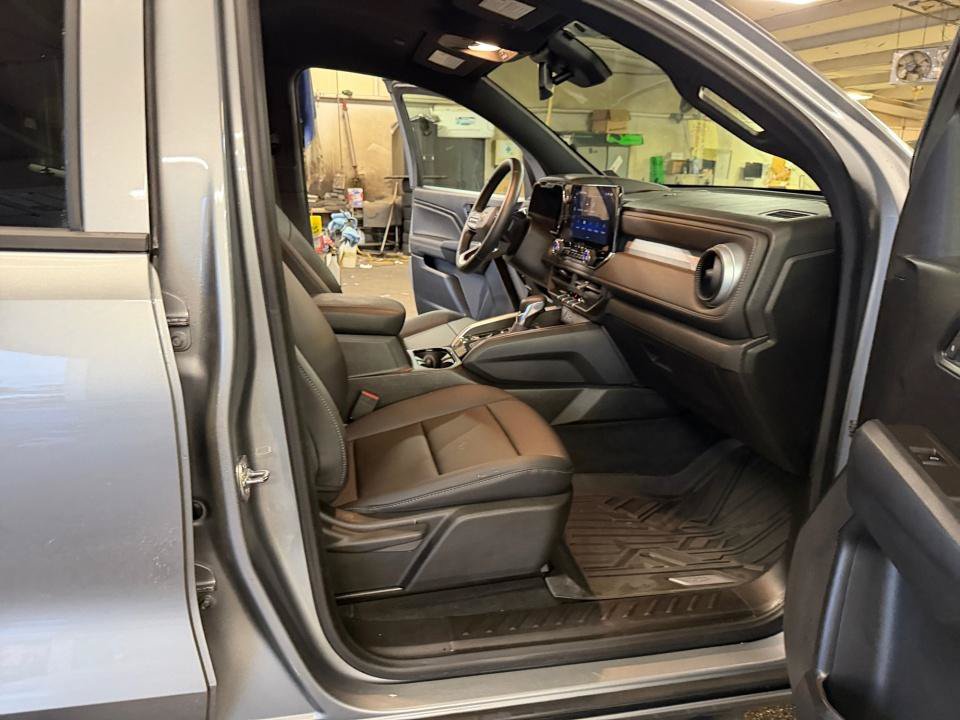 Used 2025 Chevrolet Colorado W/T w/ Advanced Trailering Package AWD/4WD image 32