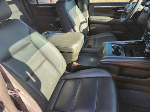 Used 2025 Chevrolet Suburban Z71 w/ Z71 Off-Road Package image 16