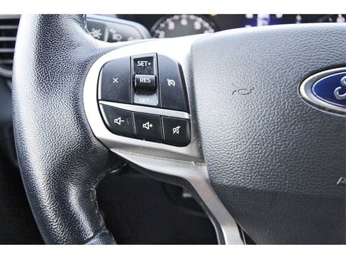 Used 2022 Ford Explorer XLT image 17